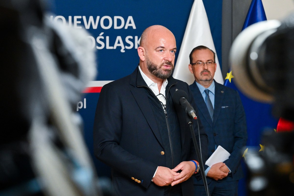 "Stabilizuje się sytuacja w regionie. Woda opada i nie ma dodatkowych opadów, co ma istotne znaczenie" – powiedział na konferencji prasowej prezydent Wrocławia Jacek Sutryk. "Wczoraj ogłosiliśmy alarm przeciwpowodziowy dla Wrocławia, który uwzględnia realizację tzw. 'szóstego scenariusza', czyli najbardziej pesymistycznego" – podkreślił.