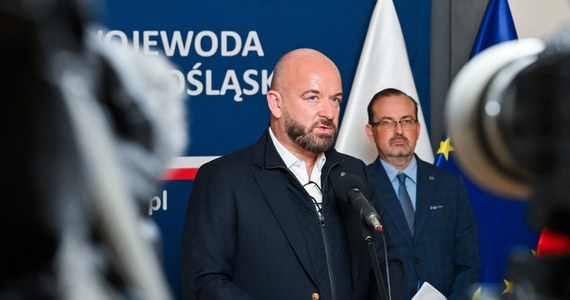 "Stabilizuje się sytuacja w regionie. Woda opada i nie ma dodatkowych opadów, co ma istotne znaczenie" – powiedział na konferencji prasowej prezydent Wrocławia Jacek Sutryk. "Wczoraj ogłosiliśmy alarm przeciwpowodziowy dla Wrocławia, który uwzględnia realizację tzw. 'szóstego scenariusza', czyli najbardziej pesymistycznego" – podkreślił.