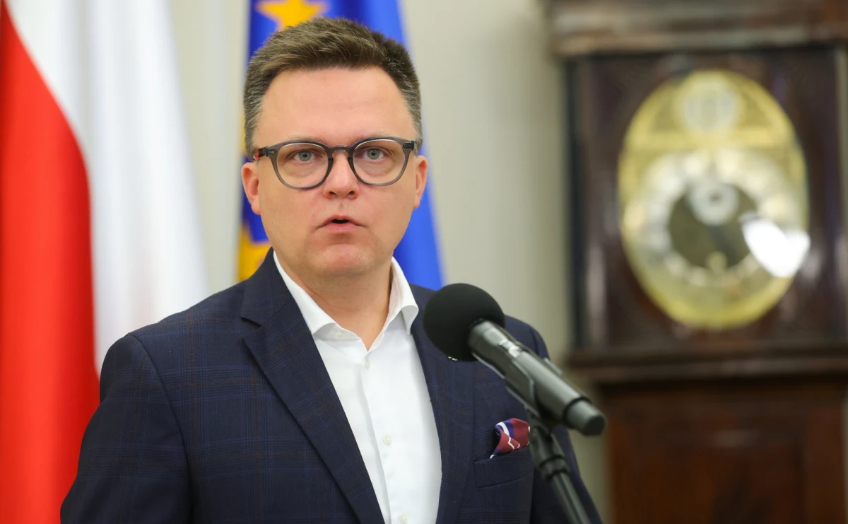 ​Marszałek Sejmu Szymon Hołownia nie wykluczył, że zwoła na wtorek specjalne posiedzenie Sejmu w związku z powodzią na południu kraju. "Sejm RP jest w pełnej gotowości do współpracy z rządem, Senatem i prezydentem, aby ulżyć tym, którzy stracili swoje dobytki" - zapewnił.