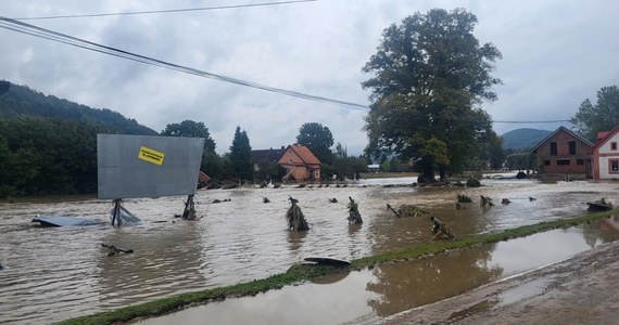 Ewakuacja mieszkańców w miejscowości Żelazno w powiecie kłodzkim zakończyła się sukcesem. Wszystkie drogi wyjazdowe są tam zablokowane. Transport odbywał się drogą powietrzną.