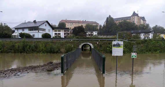 Dunaj zalał nabrzeżne ulice Wiednia, cześć stacji metra pozostaje tam zamkniętych, łamane przez wichurę drzewa zraniły co najmniej sześć osób. W Dolnej Austrii kilkadziesiąt dróg pozostaje nieprzejezdnych, mowa jest o setkach ewakuowanych oraz trzech ofiarach śmiertelnych – jedną z nich jest strażak uczestniczący w akcji ratunkowej.