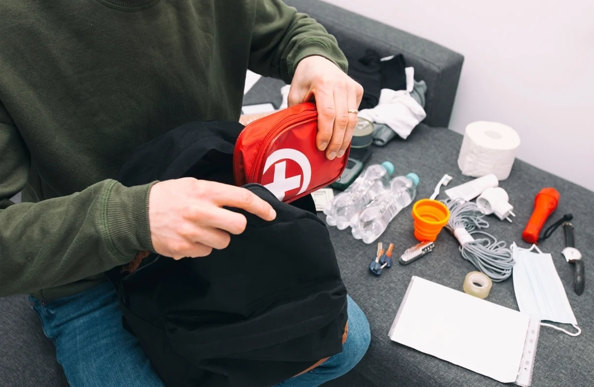 Dokumenty, apteczka i jedzenie na dwa dni - to najważniejsze rzeczy, jakie powinny znaleźć się w plecaku ewakuacyjnym - informuje Rządowe Centrum Bezpieczeństwa. Coraz więcej miast na terenie Dolnego Śląska jest ewakuowanych ze względu na zagrożenie powodziowe. Sprawdź, co warto zabrać ze sobą w kryzysowej sytuacji. 