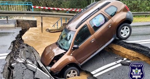 Służby województwa opolskiego walczą z powodzią. Jak ważne jest, żeby stosować się do ich zaleceń, pokazuje nagranie udostępnione przez tamtejszą policję. Pewien kierowca zignorował sygnały mundurowych i wjechał na uszkodzony most. Jego auto wpadło do wyrwy powstałej w wyniku działania wody.