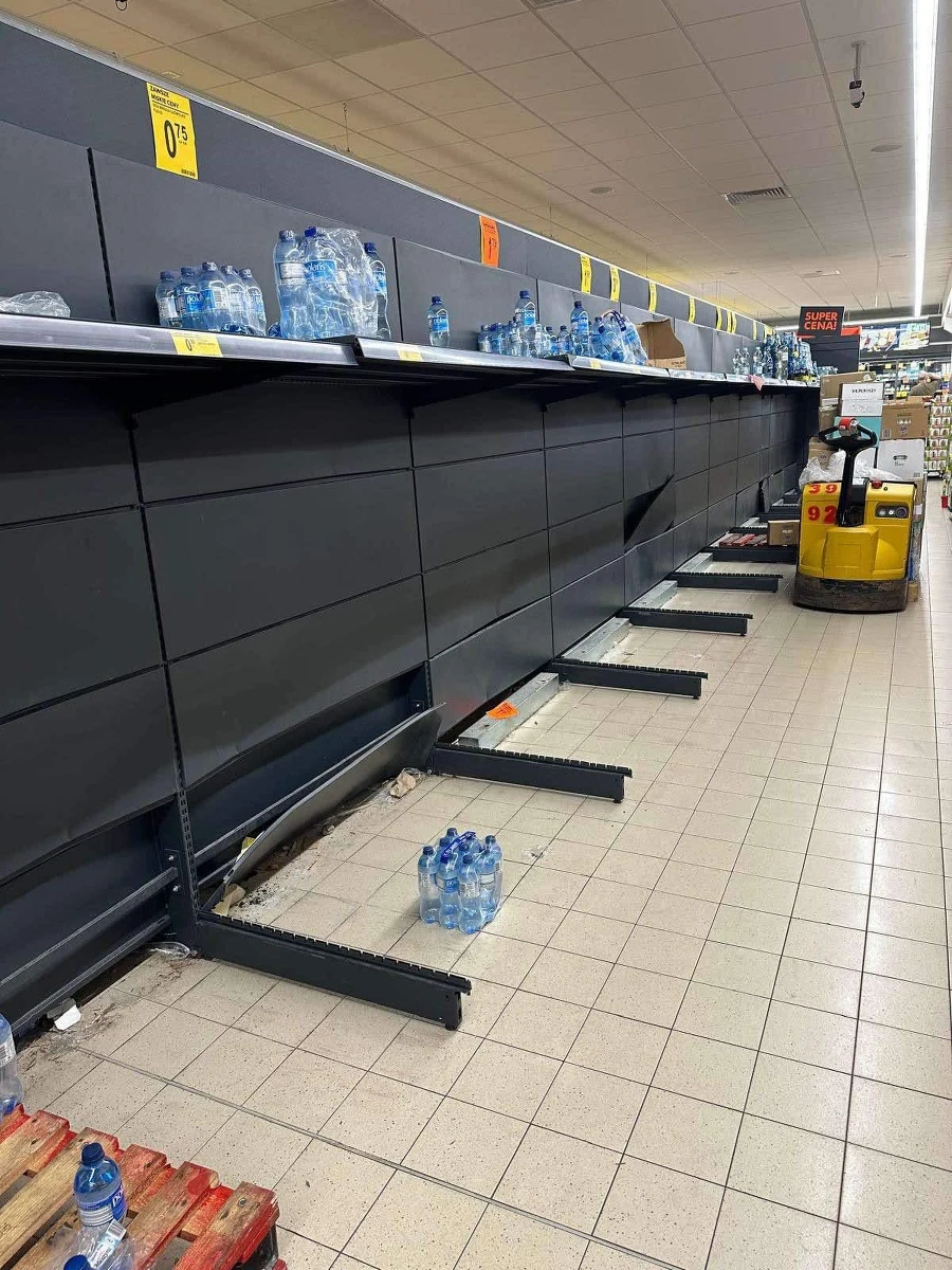 We Wrocławiu trudno w tej chwili kupić wodę butelkowaną. Po tym jak miasto ogłosiło alarm przeciwpowodziowy, mieszkańcy tłumnie ruszyli do sklepów.