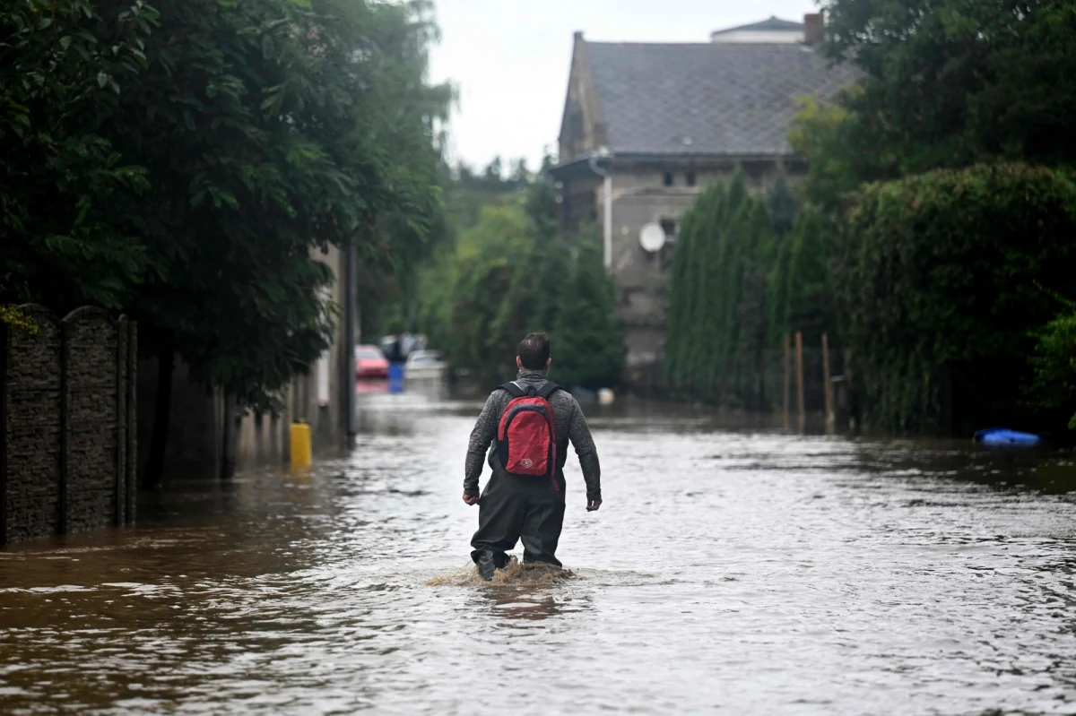 "Uwaga! Kontakt z wodą powodziową może zagrażać zdrowiu ludzi i zwierząt. Nie jedz żywności, która miała kontakt z wodą - wyrzuć ją bez względu na stan opakowania" - poinformowało w poniedziałek po południu Rządowe Centrum Bezpieczeństwa. Wydano także szereg innych ważnych zaleceń.