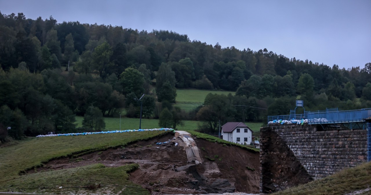Powódź zniszczyła zaporę w Stroniu. Po roku rusza wielka odbudowa zbiornika