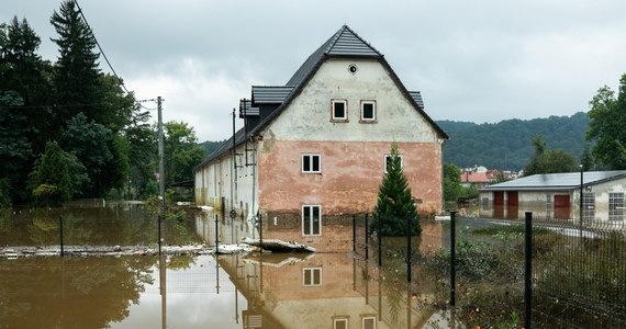 Zarząd Województwa Świętokrzyskiego chce przekazać 1 mln zł samorządom, które najbardziej ucierpiały podczas powodzi. Do województw dolnośląskiego i opolskiego trafi także woda mineralna o wartości 100 tys. zł.

