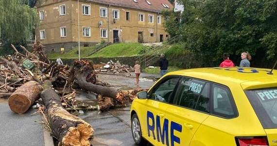 Do Lądka-Zdroju można dostać się tylko od czeskiej strony. Powódź odcięła miasto od świata. Ocalał tylko jeden most. Na ulicach zalegają tony mułu i błota. Ludzie nie mają łączności telefonicznej, brakuje wody i prądu. Przed nimi ogrom pracy. Jak mówią, "trzeba zbudować nowe miasto". "Nie wiem, czy się do zimy wyrobimy" - usłyszał reporter RMF FM od jednego z mieszkańców.