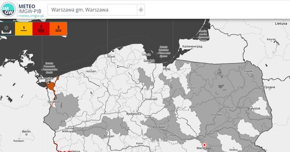 Ostrzeżenia przed wezbraniem górnej Prosny (woj. łódzkie, opolskie i wielkopolskie) i Warty w Śląskiem i Łódzkiem wydał w poniedziałek Instytut Meteorologii i Gospodarski Wodnej. W ciągu najbliższej doby może tam dojść do przekroczenia stanów alarmowych.