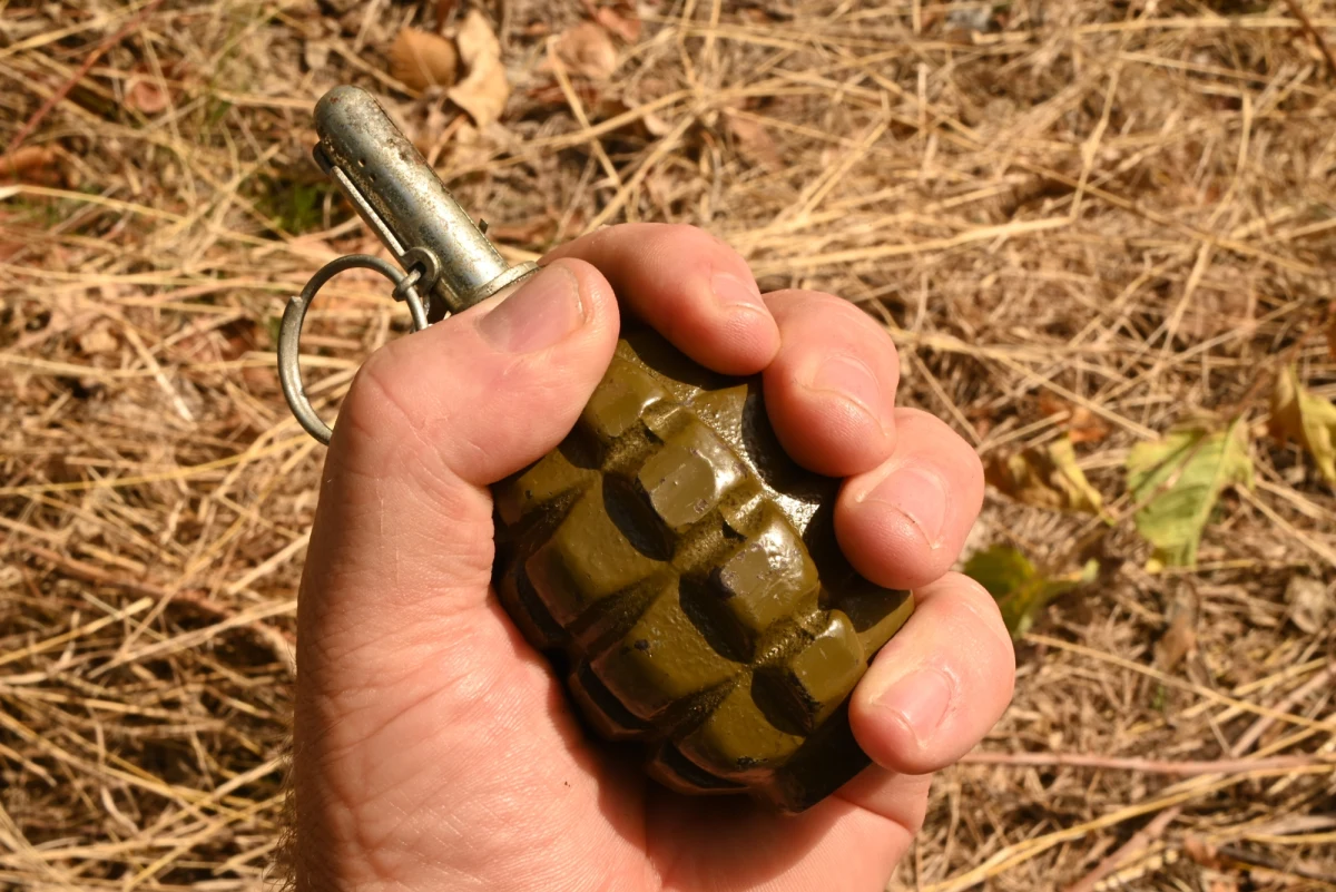 Ze Szkoły Podstawowej w Zdunach (Wielkopolskie) ewakuowano 400 uczniów, bo 9-latek przyniósł granat - poinformował oficer prasowy krotoszyńskiej policji asp. sztab. Piotr Szczepaniak.