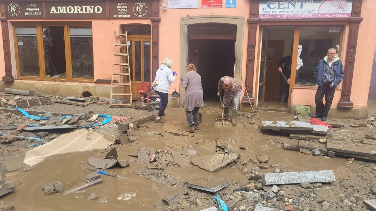 Wolontariusze i służby apelują o pomoc dla poszkodowanych ze Stronia Śląskiego. Produkty pierwszej potrzeby można przynosić do siedziby PKS Kłodzko przy ul. Dusznickiej 1 w Kłodzku. Stamtąd transporty będą przewożone do zniszczonego miasta, w którym trwa ewakuacja prowadzona przez wojsko. W Dolnośląskiem w akcji powodziowej uczestniczy w poniedziałek 4,6 tys. żołnierzy.