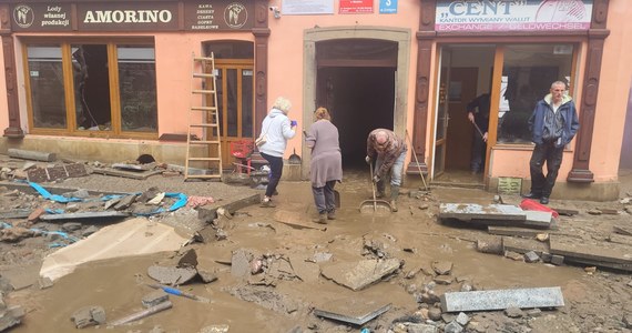 Wolontariusze i służby apelują o pomoc dla poszkodowanych ze Stronia Śląskiego. Produkty pierwszej potrzeby można przynosić do siedziby PKS Kłodzko przy ul. Dusznickiej 1 w Kłodzku. Stamtąd transporty będą przewożone do zniszczonego miasta, w którym trwa ewakuacja prowadzona przez wojsko. W Dolnośląskiem w akcji powodziowej uczestniczy w poniedziałek 4,6 tys. żołnierzy.