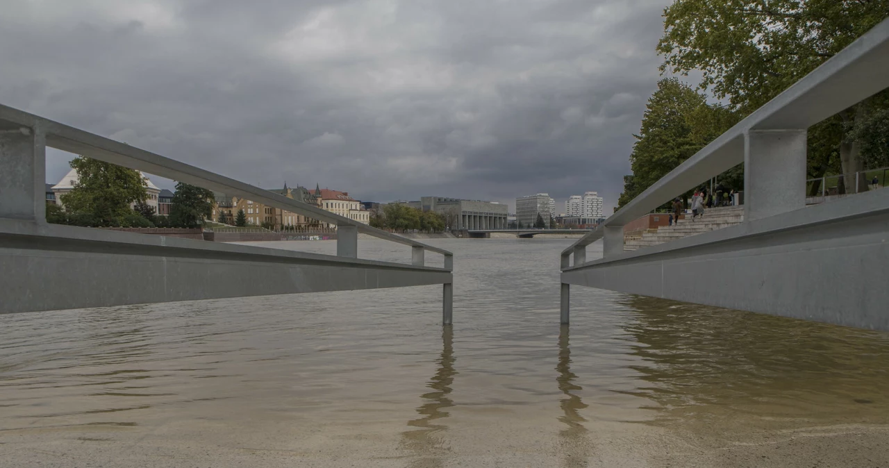 Wrocław. Podwyższony stan rzeki Odry N/z zalany deptak na bulwarze Dunikowskiego 