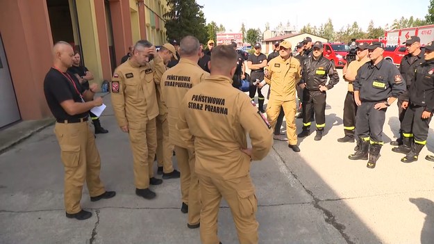 Ze wsparciem na południe i zachód Polski ruszyli strażacy z innych rejonów naszego kraju. Zabrali ze sobą potrzebny sprzęt i doświadczenie. Zorganizowali tymczasowe bazy, z których na bieżąco wysyłają posiłki do miejsc, gdzie sytuacja jest najtrudniejsza. Dla ''Wydarzeń'' Piotr Kotwicki.