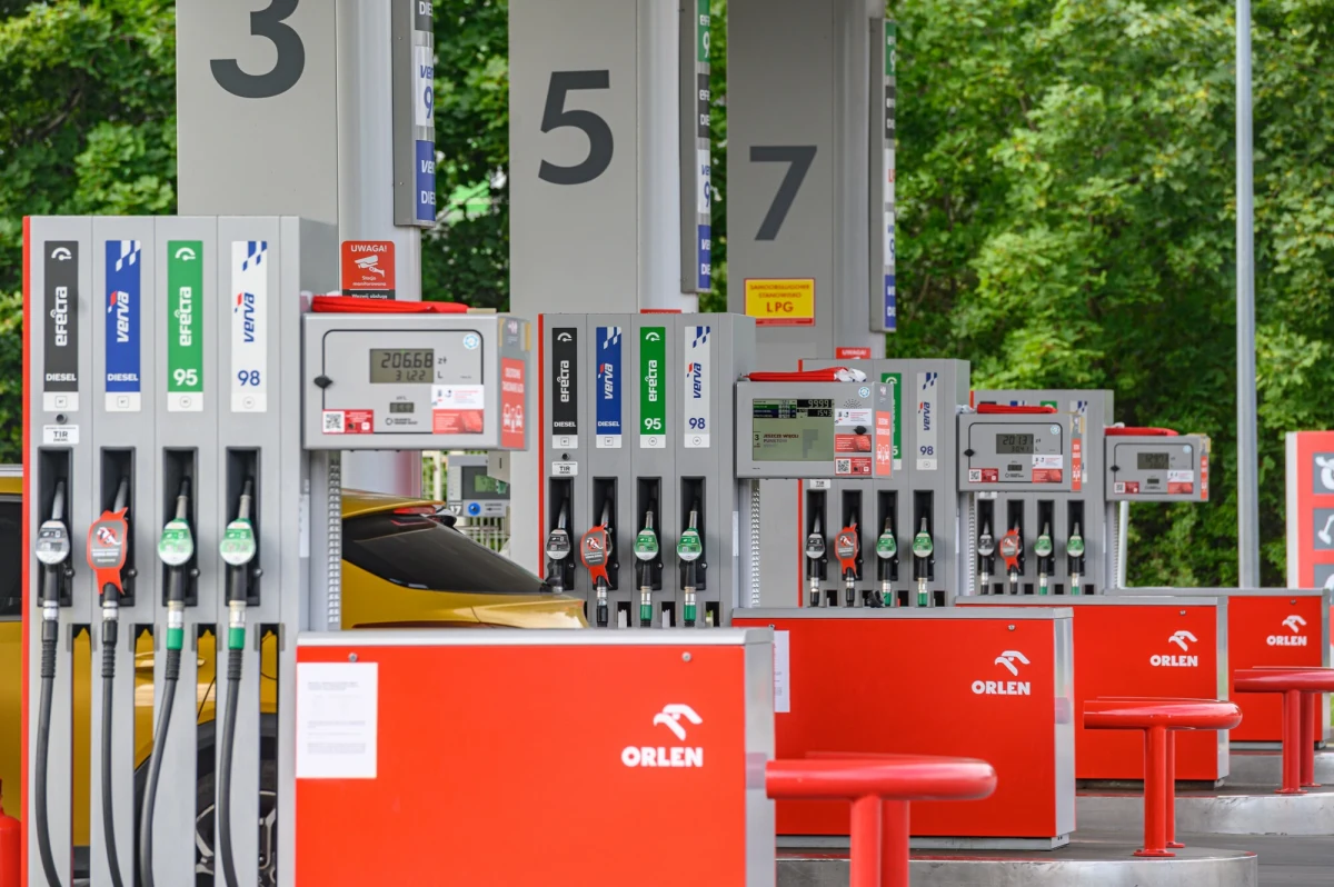 "Potwierdziłem, że spółka Orlen dysponuje bezpłatnym paliwem w województwach opolskim, śląskim i dolnośląskim. Będzie więc bezpłatne paliwo dla straży pożarnej i OSP oraz policji, która jest w akcji" - powiedział Donald Tusk podczas spotkania powodziowego sztabu kryzysowego we Wrocławiu w poniedziałek. Możliwość tankowania za darmo będą miały też służby w wybranych stacjach benzynowych w Małopolsce.