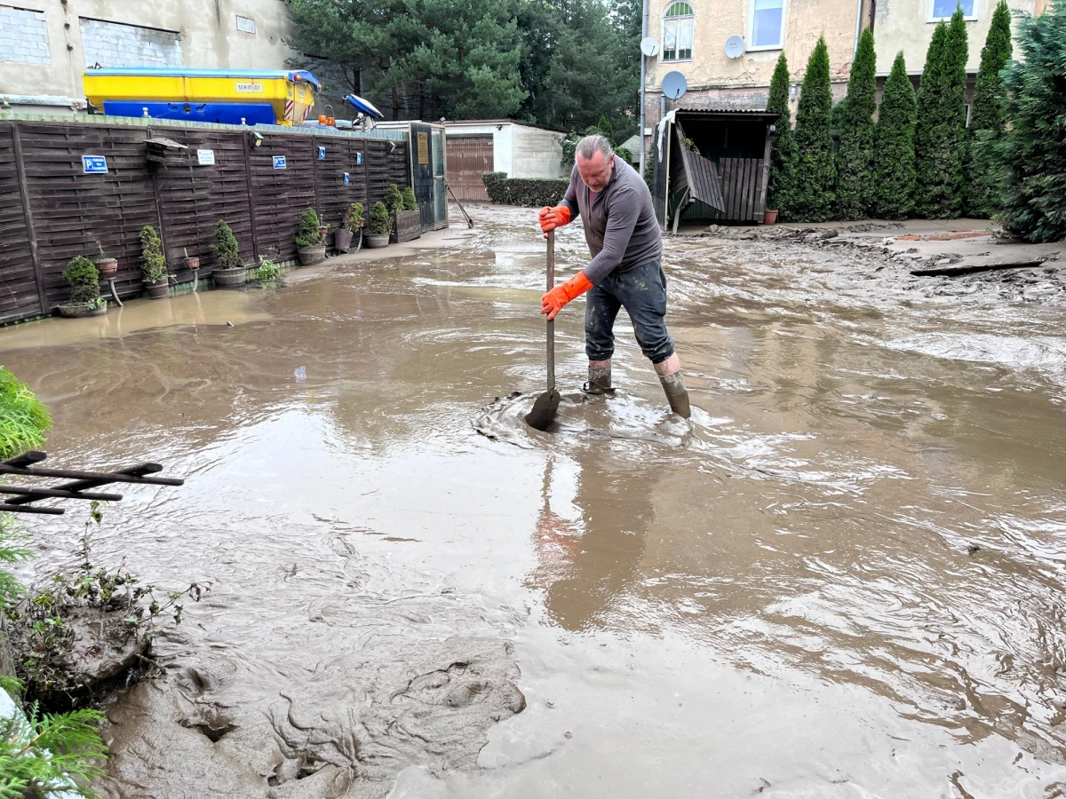 W Kłodzku trwa wielkie sprzątanie po powodzi. Wielka woda zalała miasto w nocy z soboty na niedzielę. Woda już opadła i teraz dokładnie widać, jak wielkie spustoszenie zrobił żywioł. 
