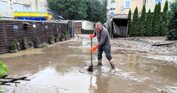 W Kłodzku trwa wielkie sprzątanie po powodzi. Wielka woda zalała miasto w nocy z soboty na niedzielę. Woda już opadła i teraz dokładnie widać, jak wielkie spustoszenie zrobił żywioł. 