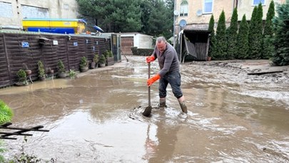 Ulice pokryte śmierdzącym szlamem. Wielkie sprzątanie w Kłodzku