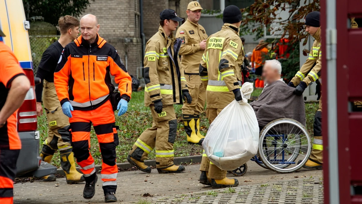 Ze szpitala w Nysie, zalanego przez wodę, ewakuowani zostali wszyscy pacjenci. Przyjmą ich placówki w województwie opolskim i innych regionach - poinformował NFZ.