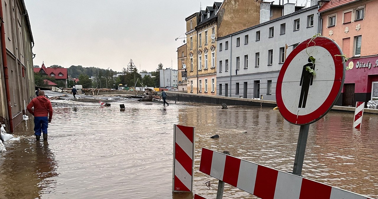 poniedziałek, Dzienniku, Ustaw, ukazało, rozporządzenie, mocy, którego, października, włącznie, objętym, powodzią, obszarze, czę Fabryki i zakłady produkcyjne. Niektóre stanęły, inne udało się uratować