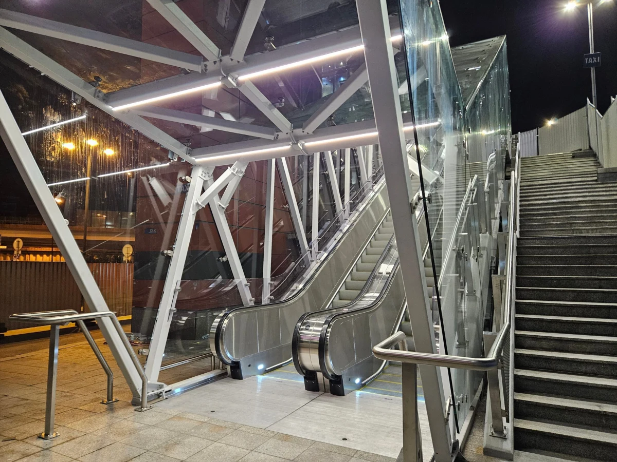 Zakończyła się wymiana schodów ruchomych przy Małopolskim Dworcu Autobusowym. Nowe działają i dziś po południu zostały udostępnione użytkownikom.