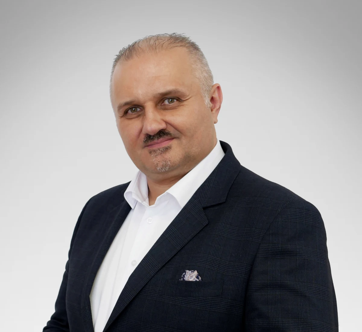 "To była decydująca noc, jedna z ostatnich bitew tej powodzi, by móc uchronić nasze miasto. Obrona się udała" - tak w Porannej rozmowie w RMF FM o dramatycznej walce o obronę Nysy przed zalaniem mówił starosta nyski Daniel Palimąka. Wczoraj w mieście po rozmyciu wału ogłoszono natychmiastową ewakuację mieszkańców tego 44-tysięcznego miasta. 2 tys. mieszkańców w środku nocy przyszło na wały powodziowe i pomagało w działaniach służb.