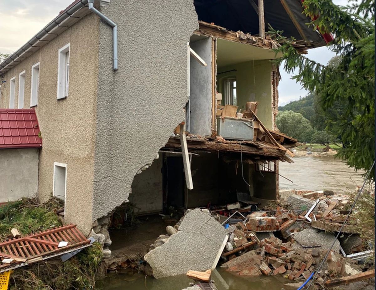 Około dziesięciu budynków trzeba będzie wyburzyć w oddalonym o kilka kilometrów od Lądka-Zdroju Radochowie. Woda po przerwaniu tamy w Stroniu porywała tam wszystko, co napotkała na swojej drodze. Do wsi dotarł reporter RMF FM Mateusz Chłystun, który rozmawiał m.in. z sołtysem.