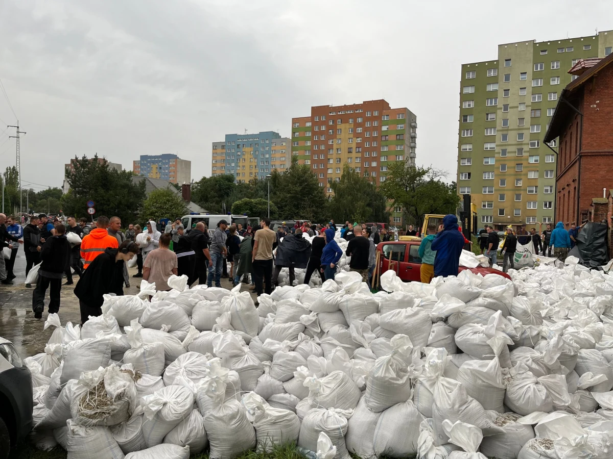 Wielka woda przypłynie do Oławy koło Wrocławia w środę w nocy. Służby spodziewają się, że kulminacja na Odrze nastąpi około godz. 3. W mieście widać ogromną mobilizację, kto może, ładuje piasek do worków, by obronić miasto przed zalaniem. "To jest miejsce, w którym żyjemy, z własnej woli tu przyszliśmy, żeby pomóc" - mówili młodzi mieszkańcy Oławy reporterce RMF FM.