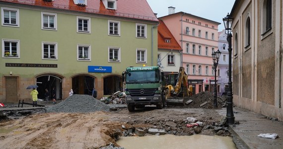 Żołnierze wyposażeni w nokto- i termowizory pomogą policji na terenach dotkniętych powodzią. Poinformował o tym w poniedziałek szef Sztabu Generalnego Wojska Polskiego gen. Wiesław Kukuła. Niecodzienny krok ma związek z szabrownictwem na zalanych terenach.