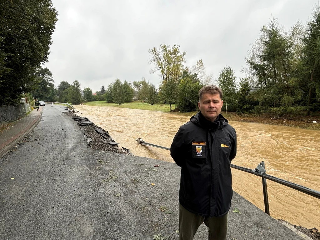 Starosta Roszkowski nad zniszczoną drogą w Moszczance