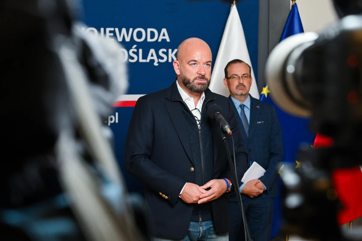 "Nie przewidujemy na ten moment decyzji o ewakuacji" - powiedział w TVP prezydent Wrocławia Jacek Sutryk. Jego zdaniem, sytuacja jest o niebo lepsza niż w 1997 roku, a mieszkańcy miasta już zabezpieczają się na wypadek zalania.