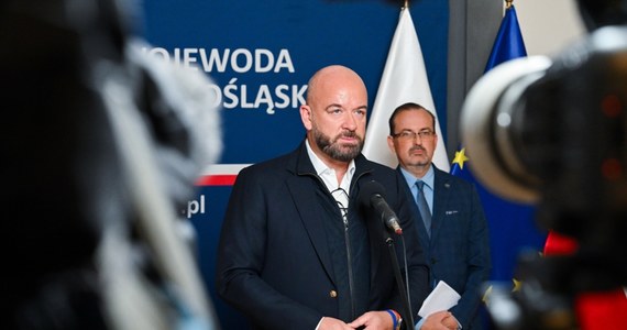 "Nie przewidujemy na ten moment decyzji o ewakuacji" - powiedział w TVP prezydent Wrocławia Jacek Sutryk. Jego zdaniem, sytuacja jest o niebo lepsza niż w 1997 roku, a mieszkańcy miasta już zabezpieczają się na wypadek zalania.