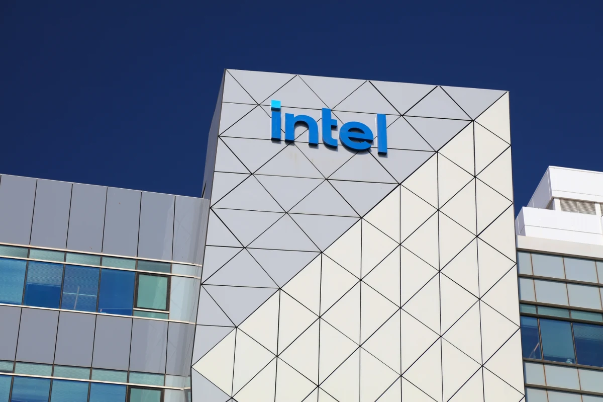 Intel zmienia plany inwestycyjne i wstrzymuje na dwa lata projekt budowy fabryk w Miękini pod Wrocławiem oraz w Niemczech. Decyzja ta wynika z pogarszającej się globalnej sytuacji finansowej firmy. O zawieszeniu inwestycji poinformowało Ministerstwo Cyfryzacji.
