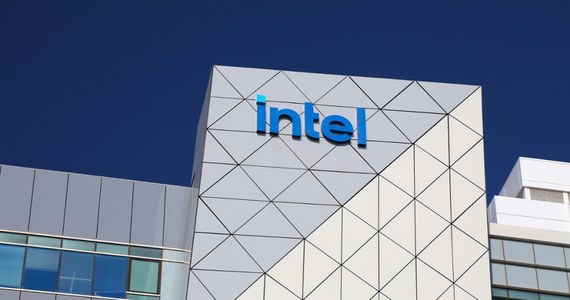 Intel zmienia plany inwestycyjne i wstrzymuje na dwa lata projekt budowy fabryk w Miękini pod Wrocławiem oraz w Niemczech. Decyzja ta wynika z pogarszającej się globalnej sytuacji finansowej firmy. O zawieszeniu inwestycji poinformowało Ministerstwo Cyfryzacji.