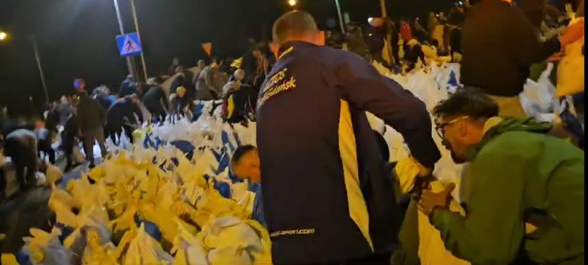 "Grozi nam przerwanie wału przy ulicy Wyspiańskiego. Musimy być gotowi na najgorsze" - ostrzegł po południu burmistrz Nysy Kordian Kolbiarz na nagraniu opublikowanym w sieci. Wały w mieście od wielu godzin umacniają służby wspólnie z mieszkańcami. Do akcji zaangażowano też śmigłowce. "Drodzy Mieszkańcy, bardzo dziękujemy za Wasze zaangażowanie! Nysa znów pokazała jedność" - podkreślono na profilu miasta w mediach społecznościowych. 