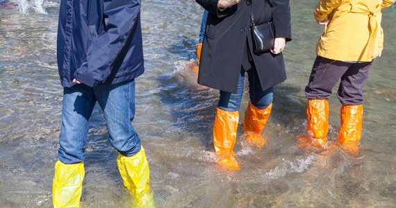 "Na 76 stacjach hydrologicznych utrzymuje się stan alarmowy, a stan ostrzegawczy - na 40" - poinformował we wtorek rano Instytut Meteorologii i Gospodarki Wodnej. W poniedziałek rząd wprowadził stan klęski żywiołowej dla części województw dolnośląskiego, opolskiego oraz śląskiego, które są objęte powodzią.