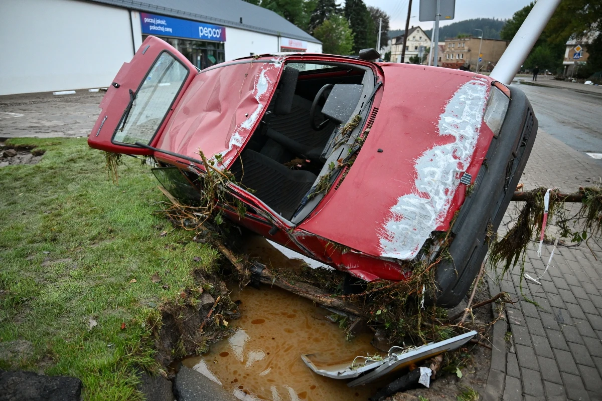 Premier Donald Tusk podjął decyzję o rozszerzeniu zakresu terytorialnego rozporządzenia o stanie klęski żywiołowej o powiaty: lubański, dzierżoniowski, świdnicki, opolski, krapkowicki, brzeski i kędzierzyńsko-kozielski.