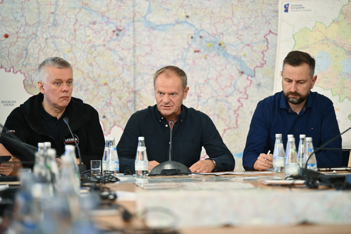 Dostajemy sprzeczne komunikaty ze strony meteorologów i hydrologów, jeśli chodzi o bezpośrednie zagrożenie dla Wrocławia - powiedział premier Donald Tusk podczas wtorkowego zebrania sztabu kryzysowego we Wrocławiu. 