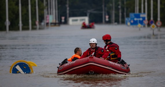 Trwa ewakuacja części mieszkańców czeskiej Ostrawy po tym, jak woda w dwóch miejscach przerwała wały przeciwpowodziowe. W kilku miejscach na południu Czech grozi wylanie rzek - poinformowały we wtorek rano władze. Groźna sytuacja jest na Dyji, Malszy oraz w górnym biegu Wełtawy. Poprawia się sytuacja na zalanych terenach w północnej części kraju.