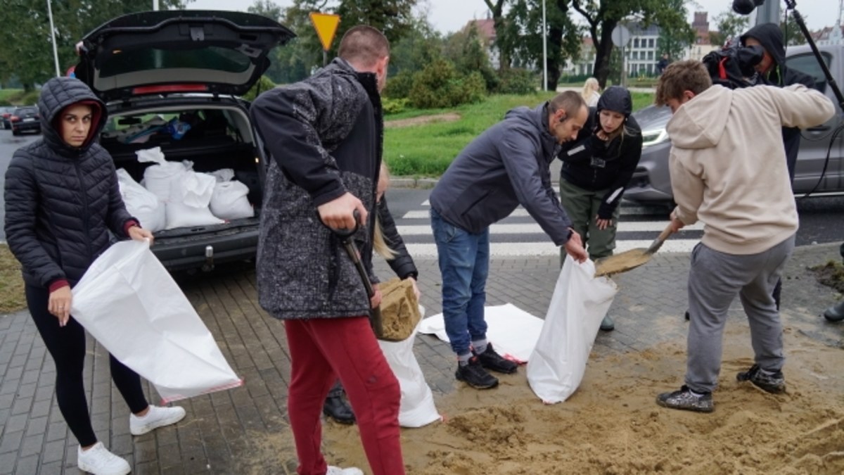 Starosta nyski, Daniel Palimąka, który był gościem Porannej rozmowy w RMF FM, podziękował wszystkim mieszkańcom za obronę Nysy. 2 tys. osób w środku nocy przyszło na wały powodziowe i pomagało w działaniach służb. Wszystko po to, by obronić swoje miasto przed wielką wodą. Udało się!