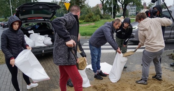 Starosta nyski, Daniel Palimąka, który był gościem Porannej rozmowy w RMF FM, podziękował wszystkim mieszkańcom za obronę Nysy. 2 tys. osób w środku nocy przyszło na wały powodziowe i pomagało w działaniach służb. Wszystko po to, by obronić swoje miasto przed wielką wodą. Udało się!