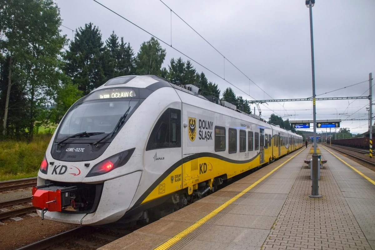 Na 12 odcinkach linii kolejowych ruch pociągów został wstrzymany - poinformowały we wtorek PKP Polskie Linie Kolejowe. Prawie 100 pociągów zostało odwołanych, a kolejne 100 kursuje na skróconych trasach.