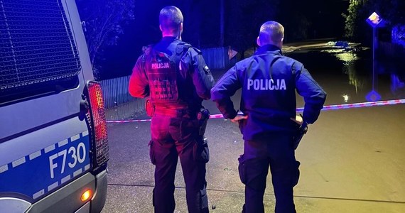 Nie ma wątpliwości, że okradanie mieszkań powodzian jest przestępstwem wyjątkowo ohydnym. Policja przekazała jednak, że z 12 zgłoszeń dotyczących szabrownictwa, które otrzymali mundurowi, potwierdzono zaledwie jeden przypadek. Funkcjonariusze w Kłodzku zatrzymali dwie osoby, które próbowały z zalanej stacji benzynowej ukraść papierosy i alkohol.