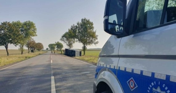 Na Dolnym Śląsku doszło rano do wypadku autokaru. Autobus, którym jechało 37 osób, wypadł z drogi i przewrócił się na bok. Do szpitali trafiło 11 osób.