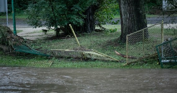 ​Jest śledztwo w sprawie przekopania wałów w Jeleniej Górze, które spowodowało zalanie kilku ulic. Prokuratura ustala, kto odpowiada za wykonany w niedzielę przekop koparką.