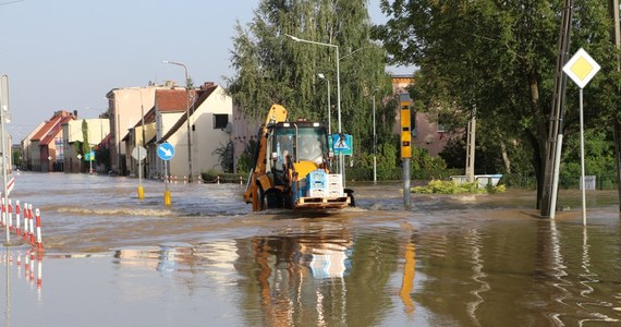 Kolejne osoby opuszczają swoje domy i mieszkania w Lewinie Brzeskim na Opolszczyźnie. Miasto zostało zalane przez Nysę Kłodzką. Wszystkie drogi dojazdowe są zablokowane. Nie ma żadnej łączności. "Nie możemy się nigdzie dodzwonić", "nie mamy żadnych informacji" - to tylko niektóre relacje mieszkańców. Miasto jest odcięte od świata, a mieszkańcy z nadzieją, ale i łzami w oczach czekają na informację od swoich bliskich. 