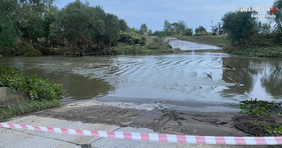 Silny nurt rzeki Białej w Kaniowie (woj. śląskie) porwał samochód, który zaczął tonąć. 19-letni kierowca wydostał się z niego niemal w ostatniej chwili - podała bielska policja, która zaapelowała o ostrożność w rejonie rzek, stawów i jezior.