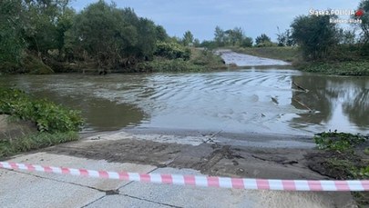 Nurt rzeki porwał auto. Kierowca wydostał się w ostatniej chwili