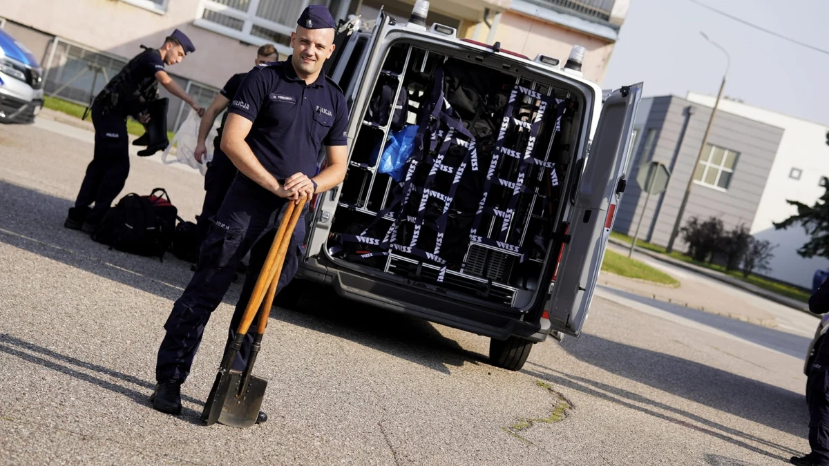 Ponad 50 policjantów dojechało na południe kraju, aby pomóc mieszkańcom dotkniętym skutkami powodzi oraz wspierać obecne już tam służby. Zabrali ze sobą 3 łodzie i auto terenowe. 