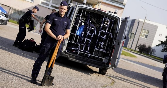 Ponad 50 policjantów dojechało na południe kraju, aby pomóc mieszkańcom dotkniętym skutkami powodzi oraz wspierać obecne już tam służby. Zabrali ze sobą 3 łodzie i auto terenowe. 